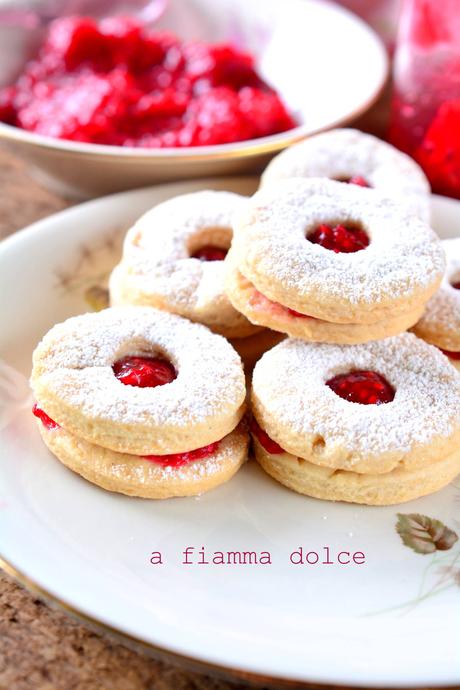 biscotti vegan alla marmellata di lamponi