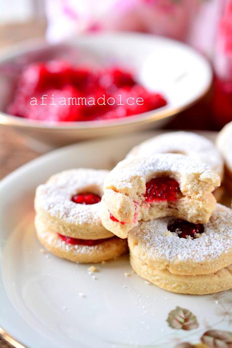 biscotti vegan alla marmellata di lamponi