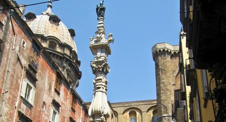 La guglia di San Gennaro, tappa obbligatoria delle processioni napoletane