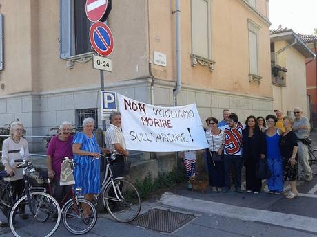 PAVIA. L'intervista non c'è ma la protesta sì. In via Milazzo cittadini e opposizione, contro il senso unico.