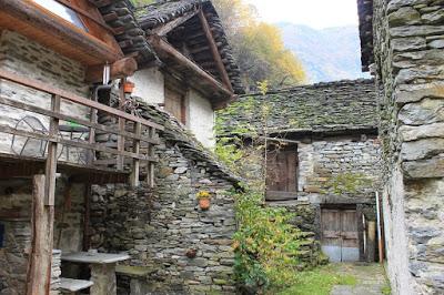 Tra le montagne del Canton Ticino.