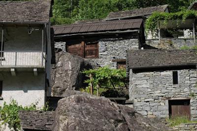 Tra le montagne del Canton Ticino.