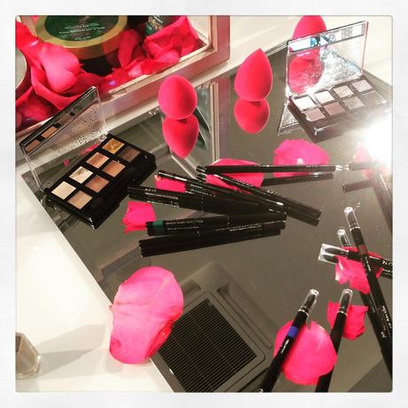 #makeup #avonlook #avonitalia #avonproducts #avon #likeafalse strumenti di bellezza e petali di rosa... #noidonne