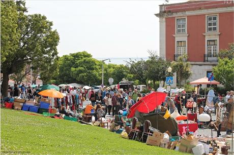 La Feira da Ladra: il mercato delle pulci di Lisbona.