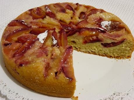 Torta soffice alle prugne con un pizzico di integrale