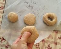 Bagels integrali senza uova e latticini con la macchina del pane