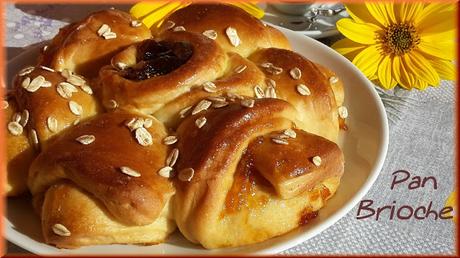 Panbrioche con marmellata e fiocchi d 'avena