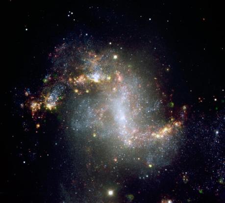 Questa immagine, scattata con il Very Large Telescope dell'ESO, mostra la regione centrale della galassia NGC1313 che ospita la sorgente di raggi X ultraluminosa NCG1313X-1