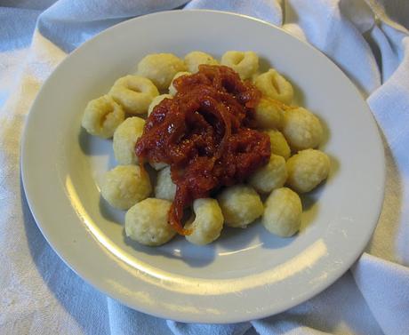 Insalata di pesche e arance con agretto di lampone, gnocchi di patate al sugo dolce di pomodoro