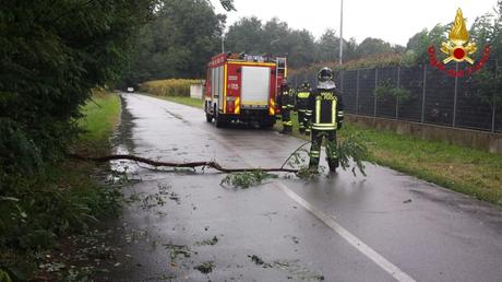 Maltempo, sono almeno 12 le regioni in allerta. Colpiti il basso Varesotto e il Milanese 