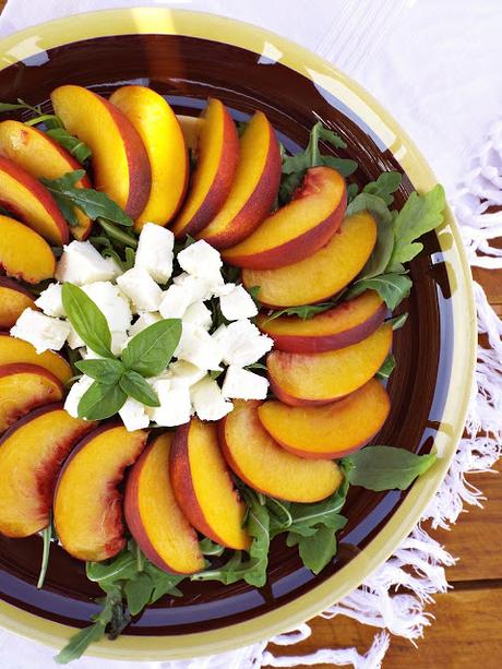 Insalata di pesche e feta