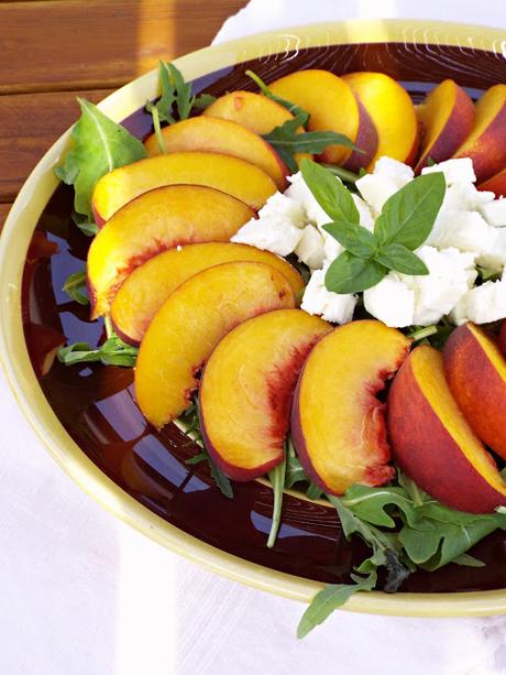 Insalata di pesche e feta