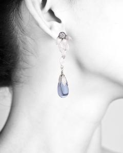 Yvone Christa New York Collezione Lotus orecchino indossato goccia azzurra