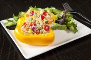 peperone con quinoa e verdure saltate in padella