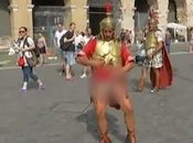 finti centurioni mostrano pisello. Troupe televisiva straniera aggredita Colosseo. Filmato allucinante