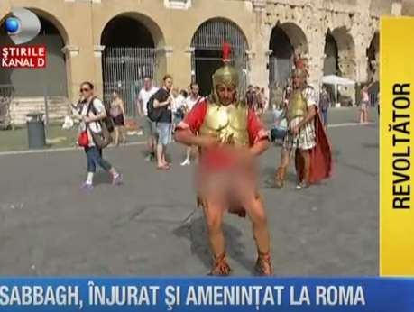 E i finti centurioni mostrano il pisello. Troupe televisiva straniera aggredita al Colosseo. Filmato allucinante