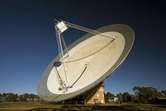 Il radiotelescopio CSIRO a Parkes in Australia. Credidi: David McClenaghan/CSIRO