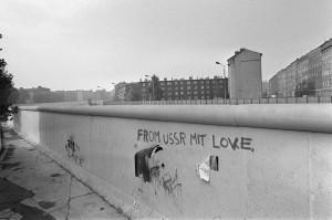 RETRO-BERLIN WALL-GRAFFITI