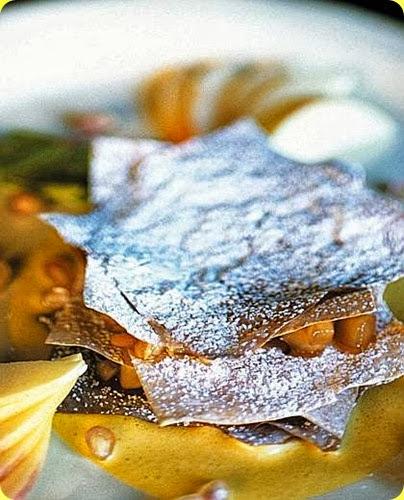 Sfogliatina di mele caramellate e melagrana con salsa di vaniglia