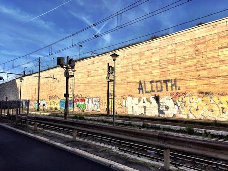 20 foto dei muri di Via Giolitti. Come Harlem negli anni Ottanta, città ostaggio dei vandali come se fosse una cosa normalissima