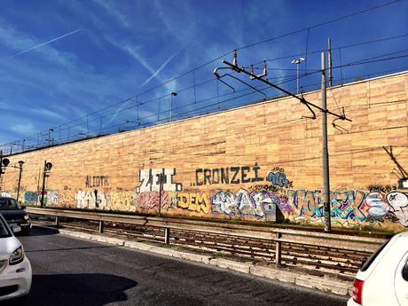 20 foto dei muri di Via Giolitti. Come Harlem negli anni Ottanta, città ostaggio dei vandali come se fosse una cosa normalissima