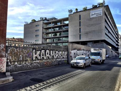 20 foto dei muri di Via Giolitti. Come Harlem negli anni Ottanta, città ostaggio dei vandali come se fosse una cosa normalissima