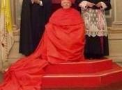 Papa Francesco rispedisce Valencia l’arcivescovo sfoggia paramenti sfarzosi, tanto mantello rosso lungo metri (video)