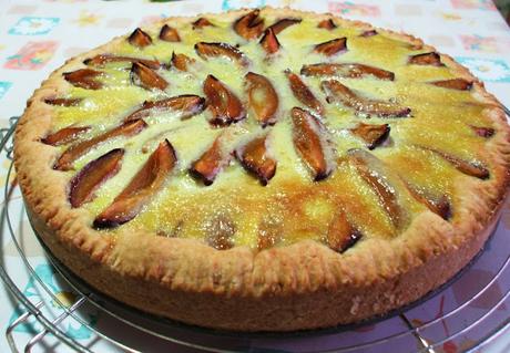 Crostata di prugne con salsa Royale