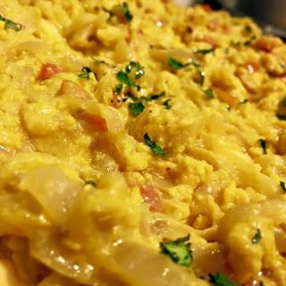 uova strapazzate con formaggio di capra e erbe aromatiche