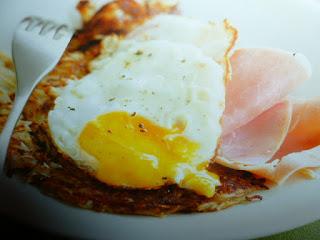 rostì di patate con uova al tegamino e prosciutto