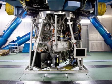 Galassie fossili e la nascita dell’Universo Il Multi-Object Infrared Camera and Spectrograph (MOIRCS) montato sul telescopio Subaru. Crediti: Subaru Telescope, National Astronomical Observatory of Japan (NAOJ)