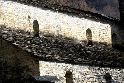 Un'abbazia occultata tra i boschi lariani. San Benedetto in Val Perlana.