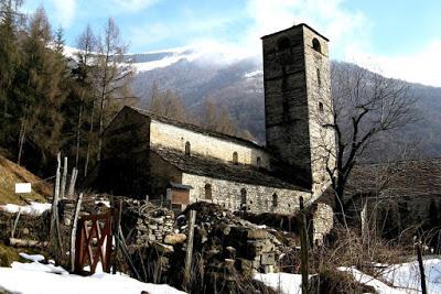 Un'abbazia occultata tra i boschi lariani. San Benedetto in Val Perlana.