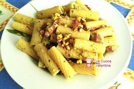 PASTA CON PESTO DI PISTACCHIO E PANCETTA AFFUMICATA