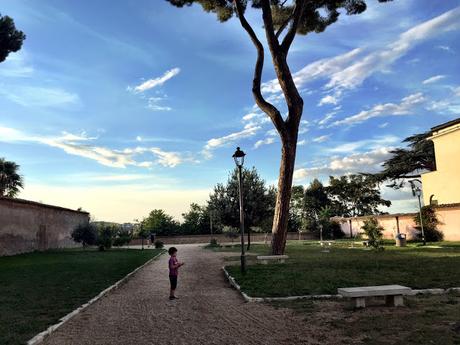 Il panorama del Belvedere di Sant'Alessio non esiste più. Andirivieni di turisti amareggiati all'Aventino