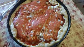 Torta di pizza al salame piccante