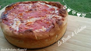 Torta di pizza al salame piccante