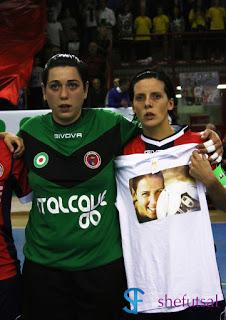 Il capitano del Real Statte Susanna Nicoletti con la maglia per Rossella Caputo