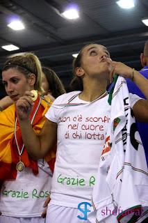 Maria Quarta e Carmen Gutierrez durante la premiazione dedicano la vittoria a Rossella Caputo