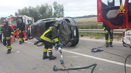 Incidente stradale in località Carpentieri: auto si ribalta