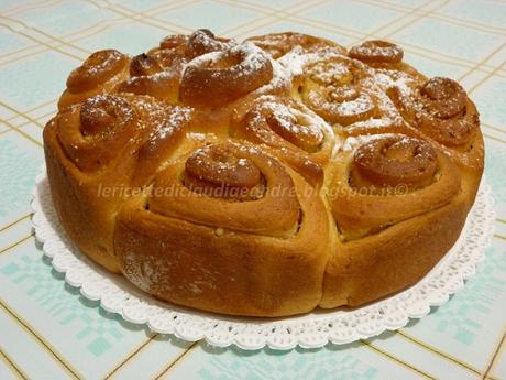 Torta di roselline al olio, miele, con confettura di albicocca e mandorle