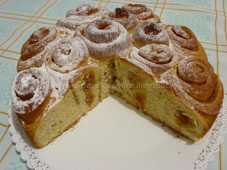 Torta di roselline al olio, miele, con confettura di albicocca e mandorle