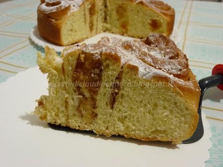 Torta di roselline al olio, miele, con confettura di albicocca e mandorle