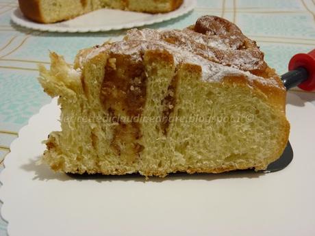 Torta di roselline al olio, miele, con confettura di albicocca e mandorle