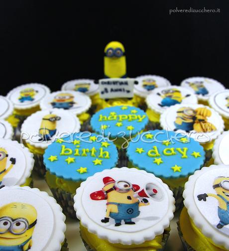 Cupcakes decorati dei Minion con frosting giallo e cialda