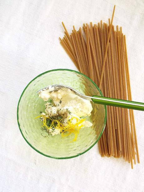 Linguine al farro con ricotta, limone e timo