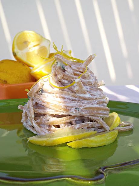 Linguine al farro con ricotta, limone e timo