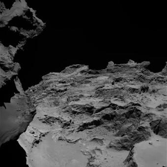 Un dettaglio della cometa 67P/Churyumov-Gerasimenko ripreso dalla camera a campo stretto OSIRIS il 21 settembre 2014 da una distanza si 27,6 chilometri dal nucleo. Crediti: ESA/Rosetta/MPS for OSIRIS Team MPS/UPD/LAM/IAA/SSO/INTA/UPM/DASP/IDA 