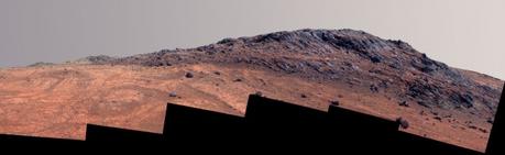 Questa vista a colori intensificati di “Hinner Point” su Marte riunisce sei fotogrammi ripresi dalla fotocamera panoramica Pancam a bordo del Mars Exploration Rover Opportunity della NASA il 14 agosto 2015, durante il giorno marziano, o “sol”, numero 4108 dall’arrivo del rover su Marte. Crediti: NASA/JPL-Caltech/Cornell Univ./Arizona State Univ.