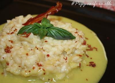 Risotto ai cuori di carciofo su vellutata di patate e briciole di pancetta tostata.